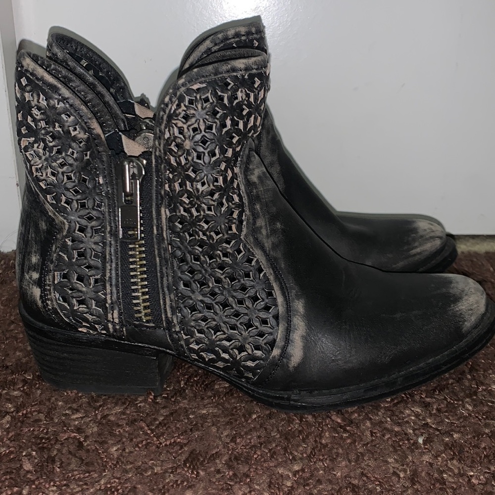 Corral Circle G Black Distressed Booties